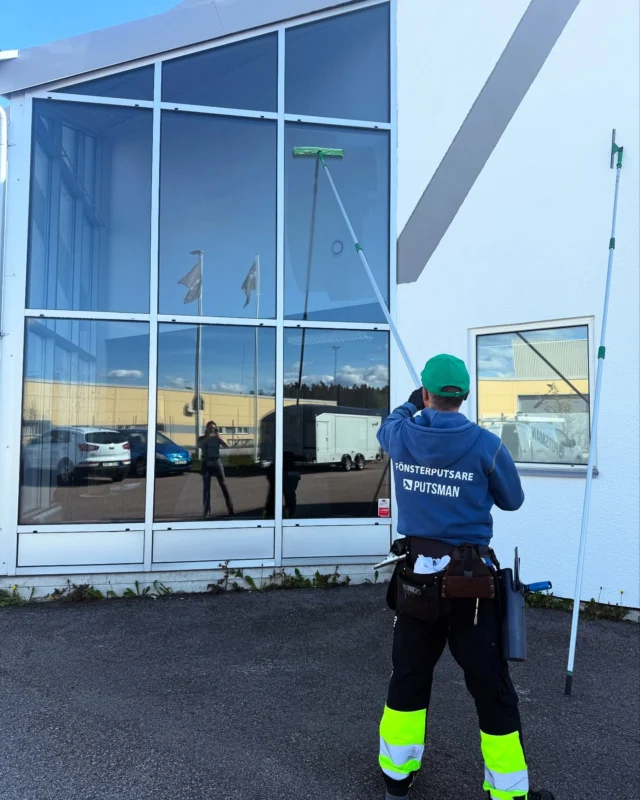 "Det gäller att se bra ut" 😉 
Idag är George från Putsman hos oss och ser till att företaget skiner. Fantastisk service, bemötande och resultat och det bästa av allt till ett grymt bra pris. Stort tack till George på Putsman för skinande rena fönster. 

#putsman #växjö #fönsterputsning