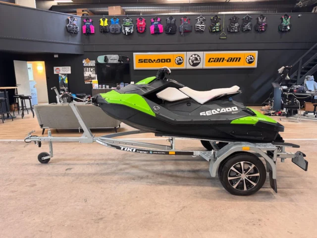 Här har vi en nyinkommen Sea-Doo Spark för snabb leverans nu när vädret är gott 😁☝️ nyservad och 80 trailer ingår Pris 59.900:- #sommar #vattenskoter