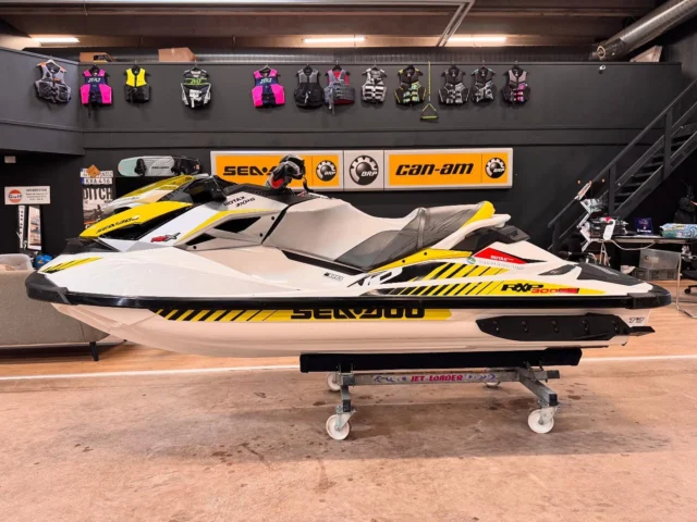 Rykande färskt i butiken 🌊😋 Sea-Doo RXP-X 300 RS från 2016 med endast 50 timmar på mätaren! Säljes med ny Tiki trailer med aluminiumfälgar. Pris 119.000:- #seadoo #seadoolife #tikitrailersverige #rxp